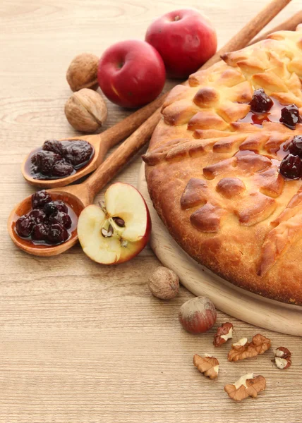 Sabroso pastel casero con mermelada y manzanas, sobre mesa de madera —  Fotos de Stock