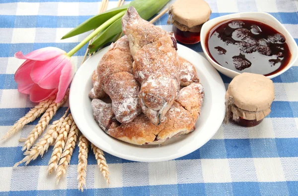 Prove croissants e geléia, em toalha de mesa — Fotografia de Stock