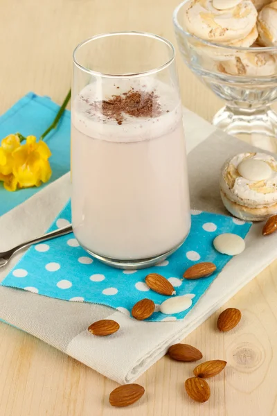 Glas Schoko-Sahne-Cocktail auf Holztisch in Großaufnahme — Stockfoto