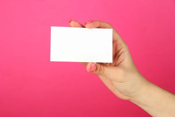Tarjeta de mano femenina, sobre fondo de color —  Fotos de Stock