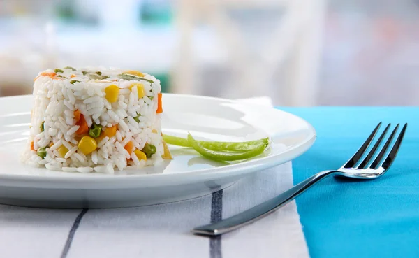 Delicioso risotto con verduras en la mesa en la cafetería —  Fotos de Stock