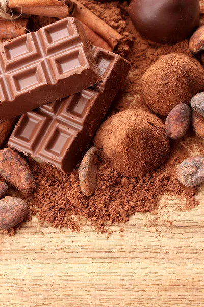 Composición de dulces de chocolate, cacao y especias sobre fondo de madera —  Fotos de Stock