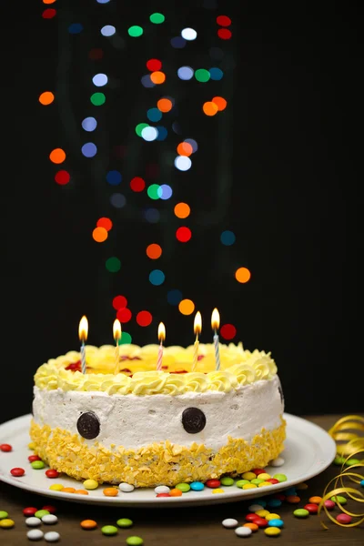 Siyah arka plan üzerinde mutlu doğum günü pastası — Stok fotoğraf
