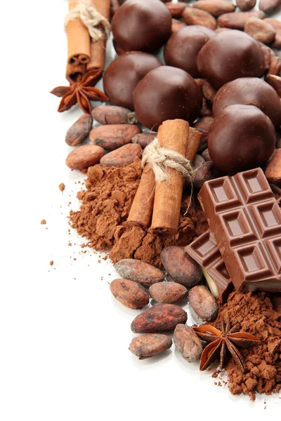 Samenstelling van chocolade snoepjes, cacao en specerijen, geïsoleerd op wit — Stockfoto