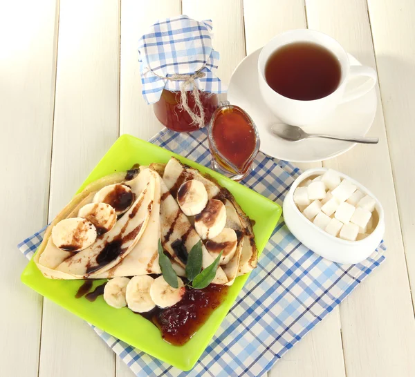 Crêpes à la banane sur fond en bois — Photo