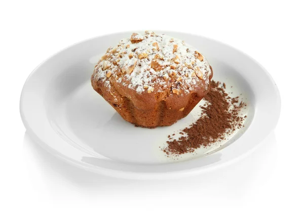 Gâteau de muffins savoureux avec sucre en poudre et cacao sur assiette, isolé sur blanc — Photo