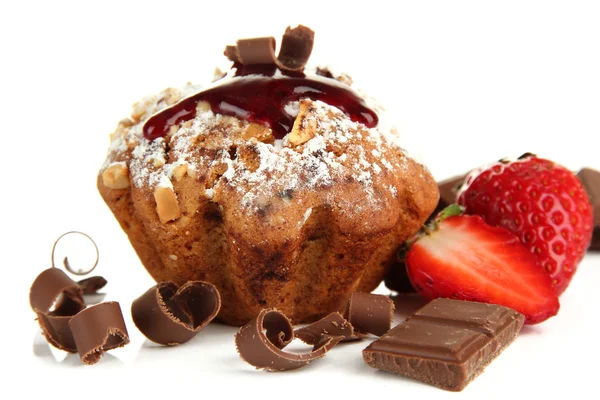 Gâteau de muffins savoureux aux fraises et au chocolat, isolé sur blanc — Photo