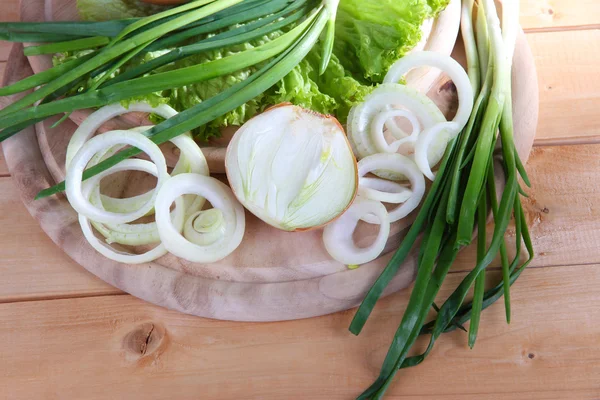 Sammansättning med örter och lök på träbord — Stockfoto