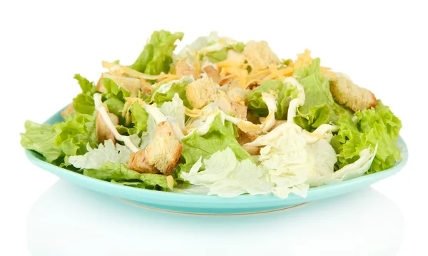 Salade César sur assiette bleue, isolée sur fond blanc — Photo