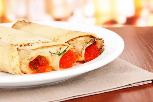 Heerlijke pannenkoeken met rode kaviaar op tafel in café — Stockfoto
