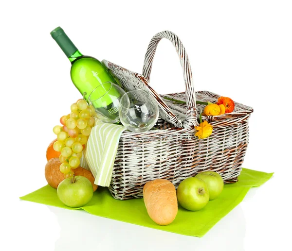 Корзина для пикника с фруктами и бутылкой вина, изолированные на белом — стоковое фото