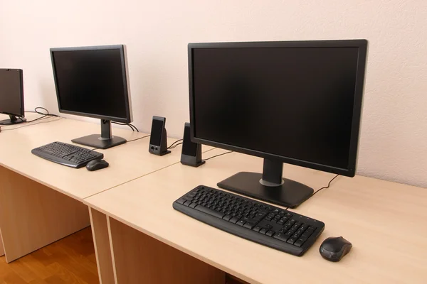 Computer auf Tischen im Zimmer — Stockfoto