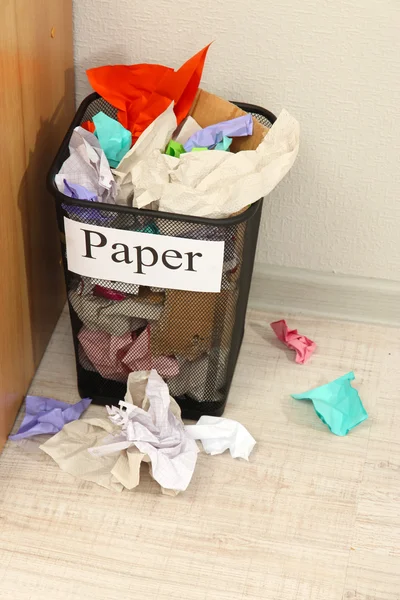 Kbelík pro odpadů na pozadí místnosti — Stock fotografie