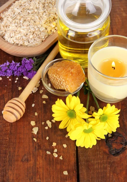 Spa de miel fragante con aceites y miel en la mesa de madera — Foto de Stock