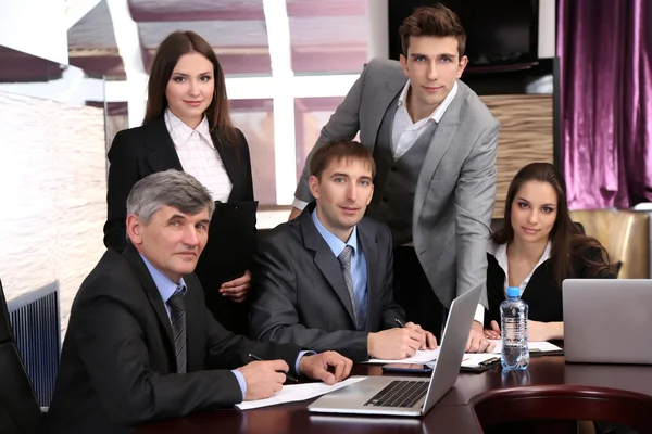 Negócios trabalhando na sala de conferências — Fotografia de Stock