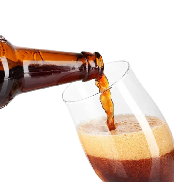 Piva nalije do skleněné izolovaných na bílém — Stock fotografie