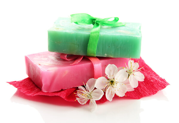 Естественное мыло ручной работы, изолированное на белом
