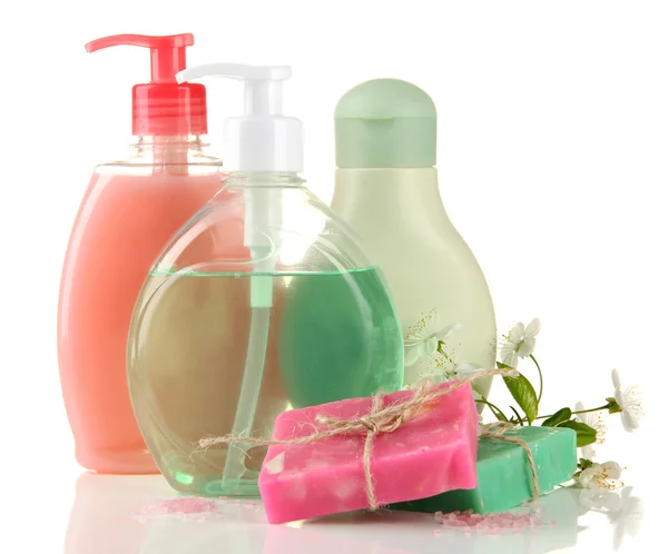 Косметические бутылки и натуральное мыло ручной работы на зеленом фоне — стоковое фото