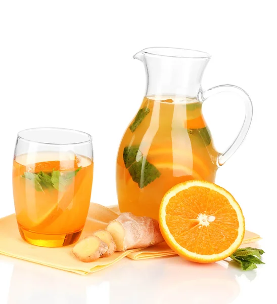 Citronnade orange en pichet et verre isolé sur blanc — Photo