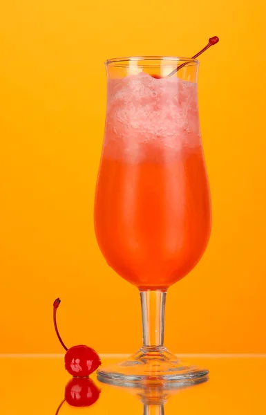 Cocktail de cereja com gelo no fundo laranja — Fotografia de Stock