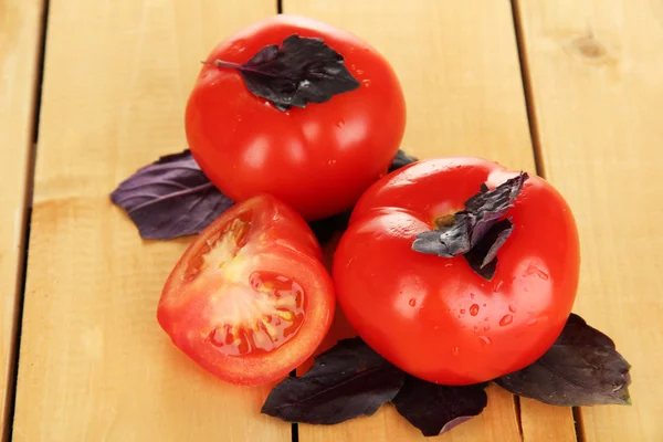 Färska tomater och basilikablad på trä bakgrund — ストック写真