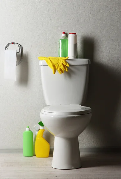 Witte wc-pot en schoonmaak leveringen in een badkamer — Stockfoto