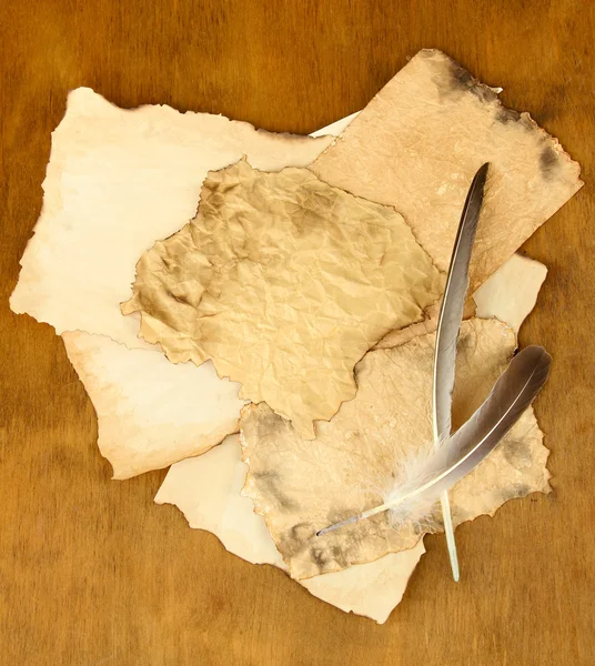 Hârtii vechi pe fundal din lemn — Fotografie, imagine de stoc