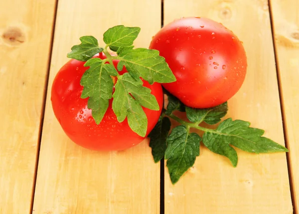 Fresh tomatoes on wooden table close-up — Stock Photo, Image