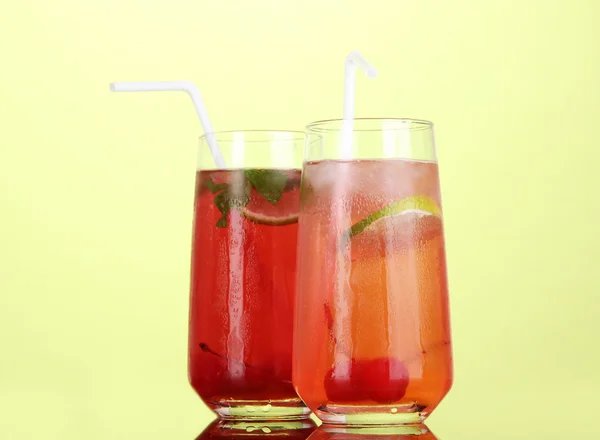Två körsbär cocktails med is på grön bakgrund — Stockfoto