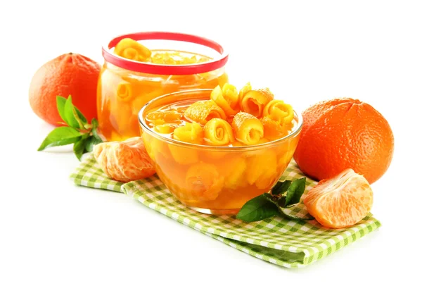 Orangenmarmelade mit Schale und Mandarinen, isoliert auf weiß — Stockfoto