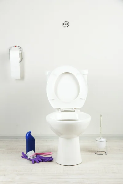 Tazón de inodoro blanco y botella de limpiador en un baño —  Fotos de Stock
