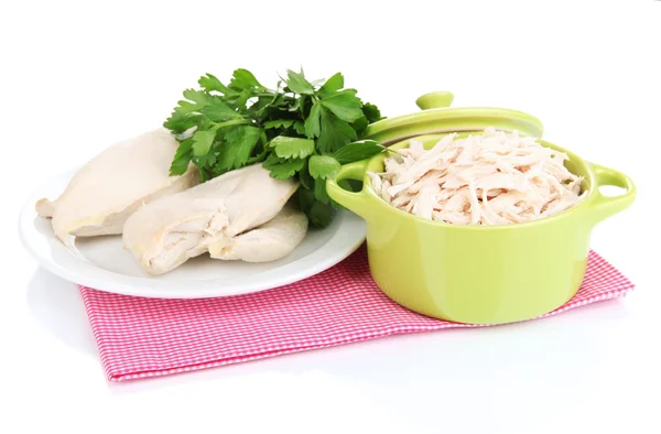 Geraspte gekookte kip in groene pan geïsoleerd op wit — Stockfoto