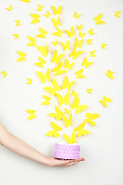 Papper gula fjärilar flyger ut ur rutan — Stockfoto