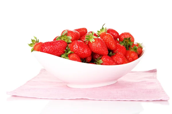 Verse aardbeien in kom geïsoleerd op wit — Stockfoto