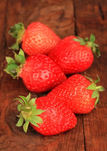Čerstvé jahody na dřevěném pozadí — Stock fotografie