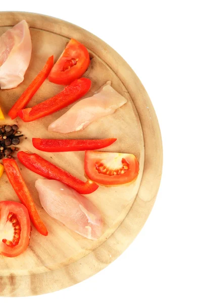 Příprava hýbat smažit kuře se zeleninou a kořením na dřevěné prkénko, izolované na bílém — Stock fotografie