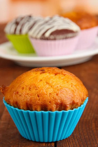 Söta cupcakes på träbord — Stockfoto