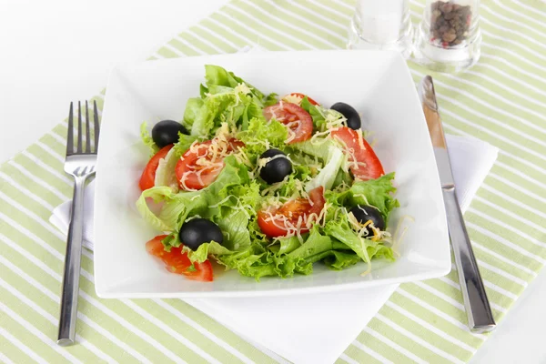 Salade légère sur assiette sur serviette — Photo