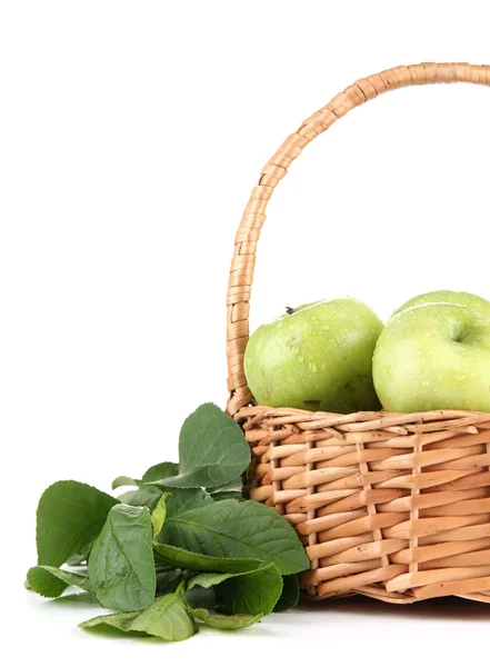 多汁的青苹果用叶子在篮子里上白色, 隔离 — 图库照片