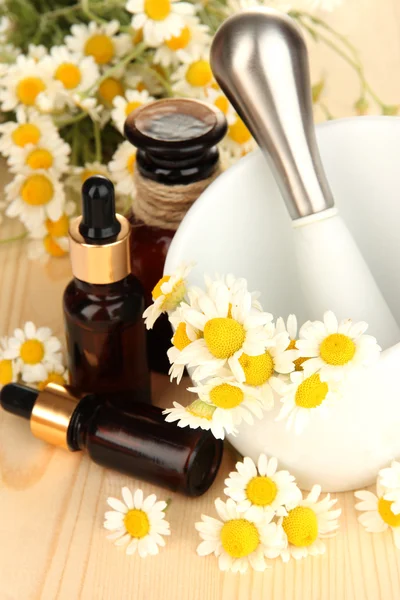 esans ve harç ahşap masa üzerinde papatya çiçeği.