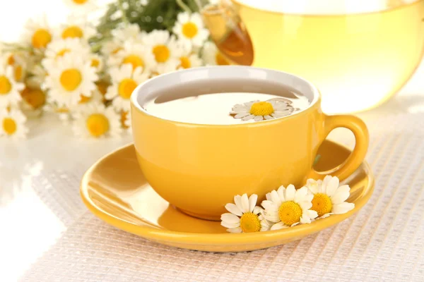 Taza de té de hierbas con manzanillas de cerca — Foto de Stock