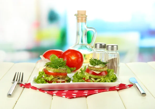 Sabroso tueste de médula y rodajas de tomate con hojas de ensalada, sobre fondo brillante — Foto de Stock