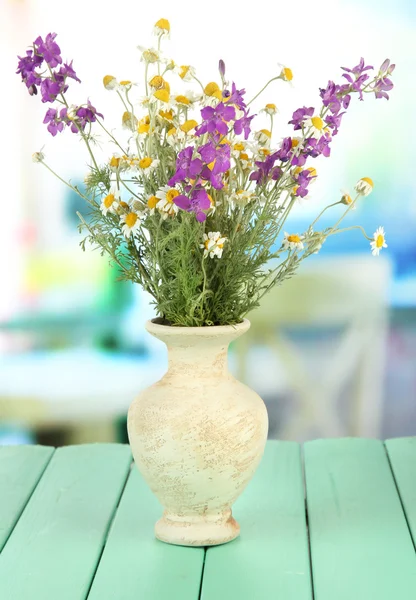 Boeket van wilde bloemen in vaas, op lichte achtergrond — Stockfoto