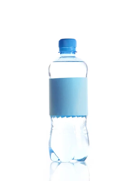 Flasche Wasser isoliert auf weiß — Stockfoto