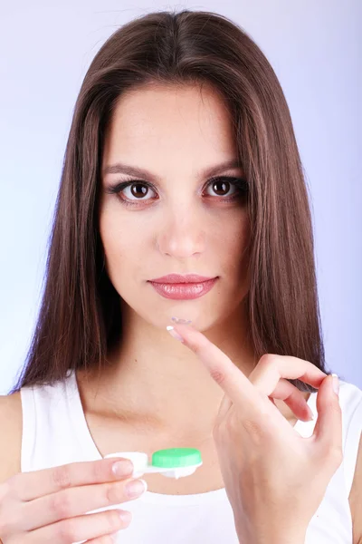 Jovem mulher colocando lente de contato em seu olho de perto — Fotografia de Stock