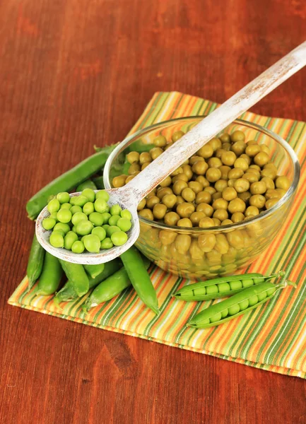 Green peas on wooden background — Stock Photo, Image