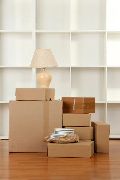 Cajas móviles en habitación vacía — Foto de Stock