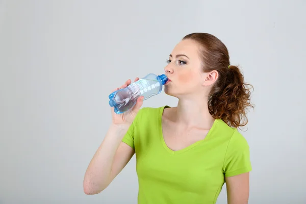 Piękna młoda kobieta z butelka wody — Zdjęcie stockowe