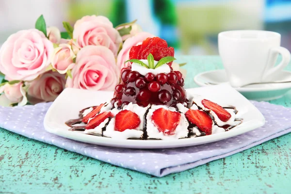 Sabroso postre de gelatina con bayas frescas, sobre fondo brillante — Foto de Stock