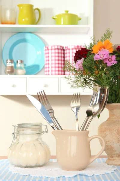 Composición de la cocina en la mesa sobre el fondo del estante —  Fotos de Stock